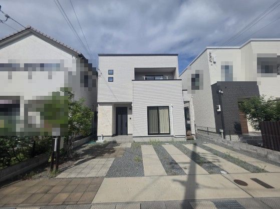 姫路市野里　LDK17帖＋畳コーナー3帖の落ち着く住まい♪各居室に収納付きでバルコニーは日当たり良好南向き♪駐車スペースは3台分以上あり、大きい荷物もラクラク移動♪閑静な住宅街でゆったり過ごして頂けます♪