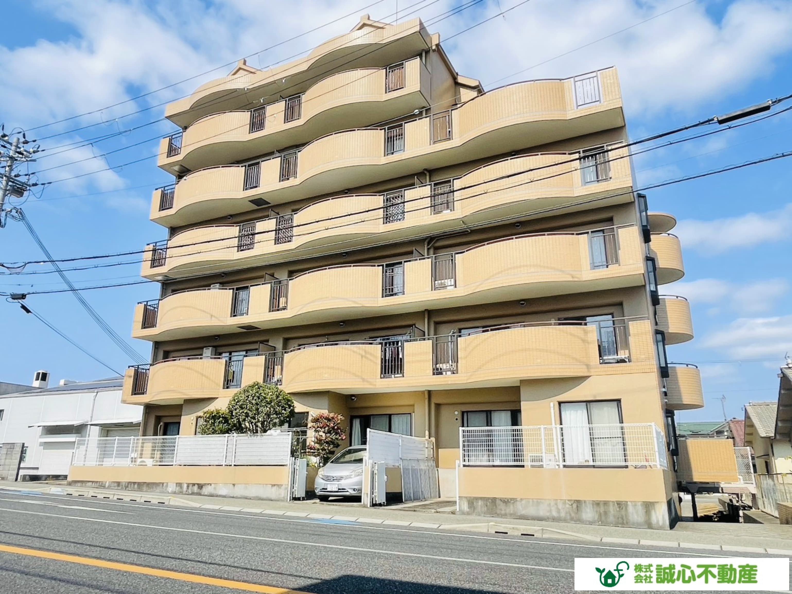 姫路市飾磨区若宮町【メゾンドール姫路英賀保】室内リフォーム済みで、すぐに快適に暮らせる3LDKマンション！南向きで日当たり良好、明るく開放的な12帖LDKが魅力です。JR山陽本線で姫路駅までのアクセスが良く、通勤・通学に便利。周辺環境も整っており、子育て世帯にもおすすめです♪