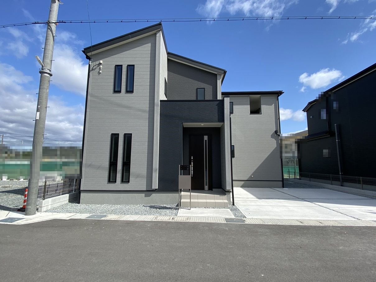 姫路市網干区坂出2期　全2区画【1号棟】山陽本線「網干」駅　徒歩17分♪開放感のあるカウンターキッチンに雨の日でも関係なく干せるランドリールームも完備♪各居室収納付きで、2階にはファミリークローゼットも♪小・中学校は徒歩圏内で周辺環境も充実♪子育て世代にもオススメです♪