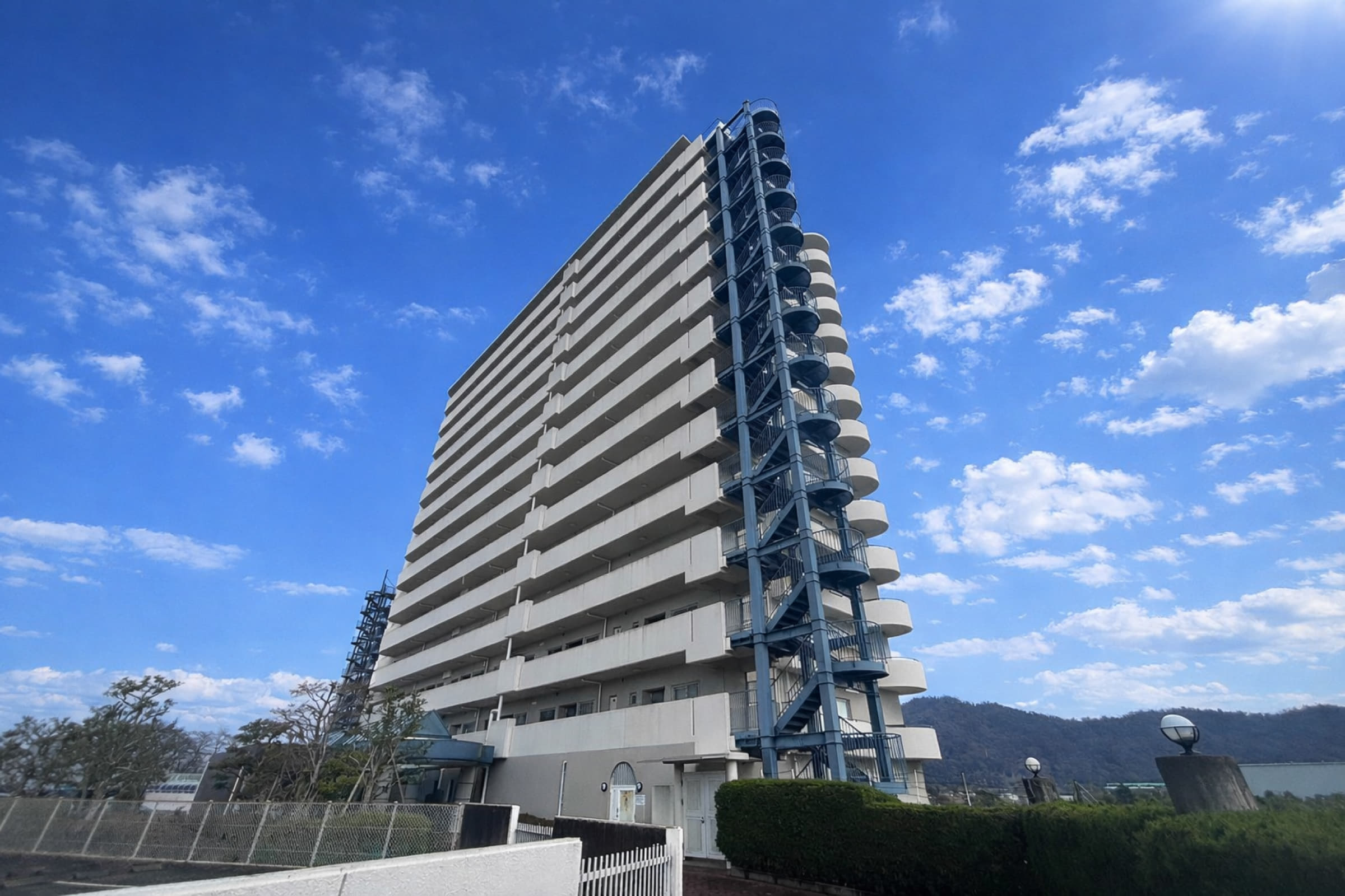 姫路市豊富町甲丘３丁目【姫路甲丘アーバンコンフォート】JR播但線「仁豊野」駅　徒歩34分♪全室二重窓＆二重床で騒音・寒さを遮断♪初期費用減！全室エアコン照明付き！万が一のトラブルにも対応『設備保証10年』付帯♪14階建て7階部分♪ゆったりくつろげる16.3帖のLDK♪南向き二面バルコニー付きで日当たり良好♪
