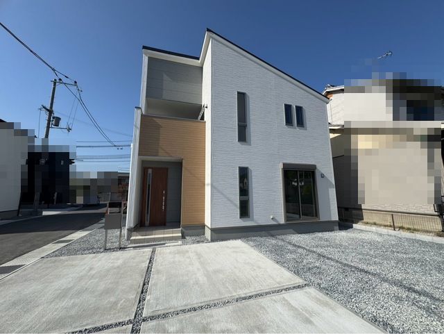 太子町東南3期　全4区画【4号棟】ランドリースペースからパントリーへとつながる便利な間取りに加え、2階にはファミリークローゼットとウォークインクローゼットを備え、収納力も充実♪駐車スペース2台分と雨の日も安心のインナーバルコニー付きで快適に暮らせる住まいです。