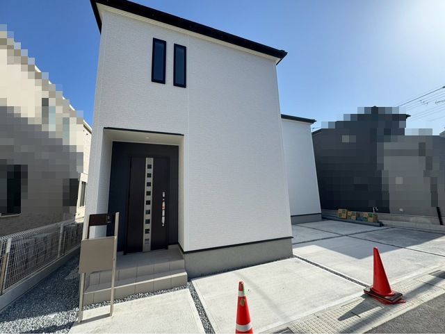揖保郡太子町立岡　全2区画【2号棟】暮らしやすさが揃う太子町立岡の新築3LDK♪駐車2台可能で、小・中学校まで徒歩10分圏内、ショッピングセンターやコンビニも徒歩15分圏内の便利な住環境♪ファミリークローゼット2ヵ所と2つのインナーバルコニーを備え、収納力と快適性を兼ね備えた住まいです♪