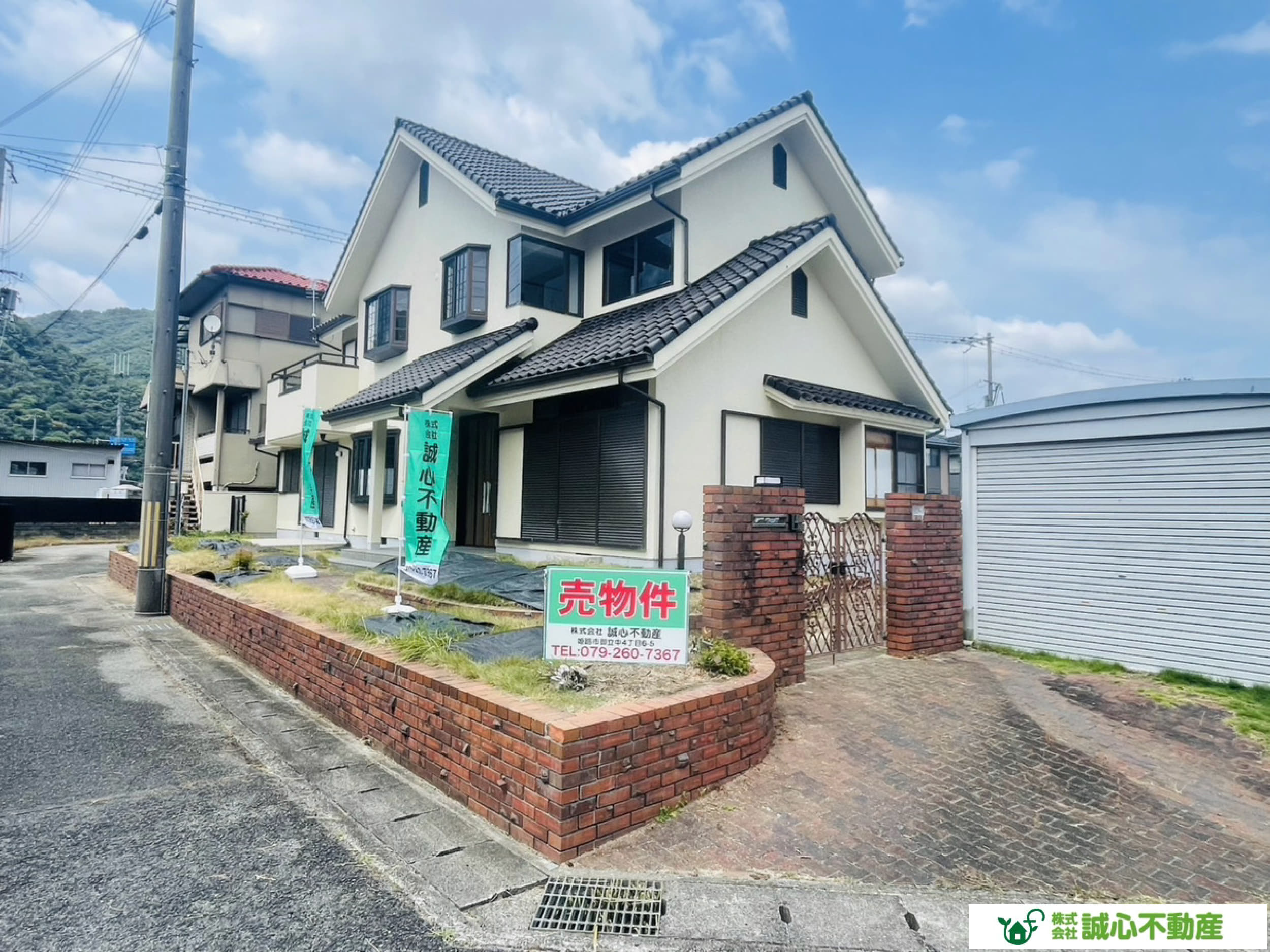 たつの市龍野町島田　敷地約８３坪のゆとりある５ＬＤＫ！東南角地で日当たり・通風良好のリフォーム済み中古戸建です。全居室がゆったり使える間取りで、ご家族が多い方にもおすすめ。スーパーやドラッグストアなど生活利便施設が徒歩圏内に揃い、毎日の暮らしも快適です。
