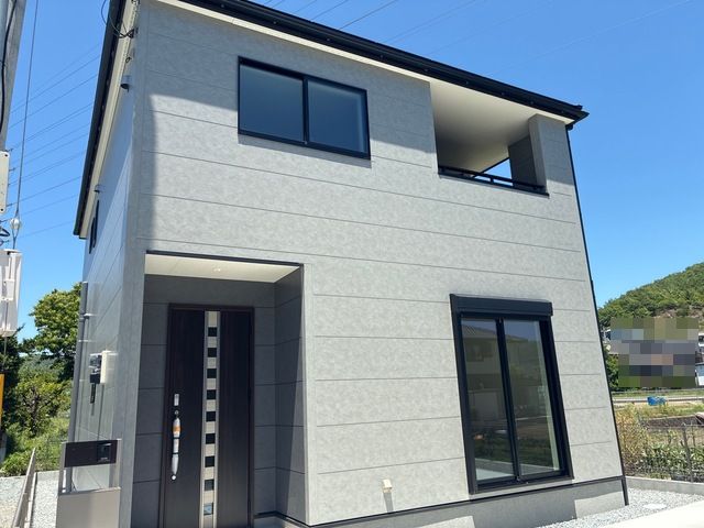 太子町佐用岡　全3号棟【1号棟】開放感あふれる17.5帖のLDKで、家族みんながゆったりとくつろげる住まい♪洗面室とランドリールームを分けた、毎日の家事がはかどる快適な間取りです♪ファミリークローゼット2ヶ所や各居室収納、駐車2台可など、暮らしやすさが詰まった一邸♪