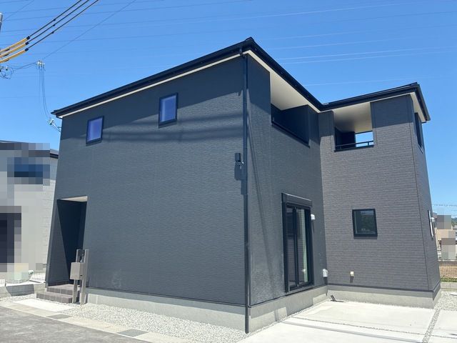 太子町佐用岡　全3区画【2号棟】洗面室とランドリールームを分けた、家事動線に配慮した快適設計♪ファミリークローゼットとウォークインクローゼットを備え、収納力も充実しています♪スーパー・コンビニ徒歩10分圏内、駐車2台可能で子育て世帯にも嬉しい住環境です♪