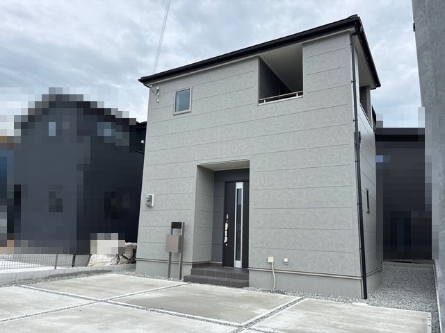 姫路市継7期　全3区画【2号棟】山陽電気鉄道本線「八家」駅　徒歩15分♪玄関・各洋室収納付き♪帰宅から収納までラクラク動線でお片付け上手に♪＋バルコニーは広々屋根付きで安心♪スーパーやコンビニ　徒歩15分以内で生活に便利な住環境です♪