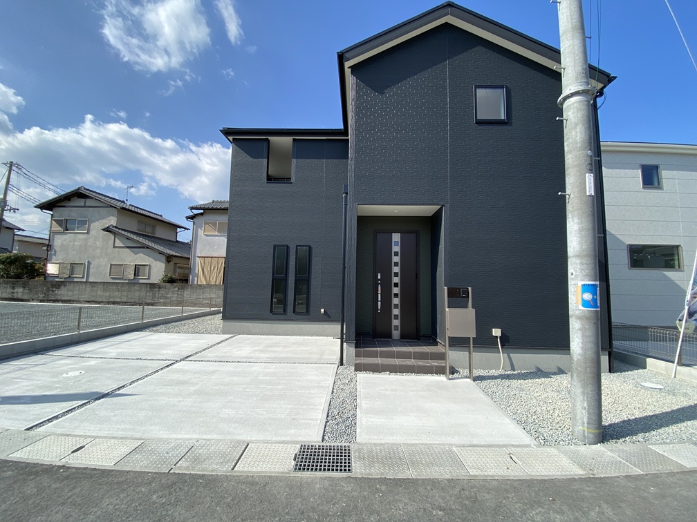 姫路市御立中4期　全2区画【2号棟】　山陽本線『姫路』駅　バス21分♪神姫バス『御立中５丁目』　停歩３分♪雨の日も安心インナーバルコニー付き♪配膳・片づけも楽々のカウンターキッチン♪荷物や趣味が増えても安心のウォークインクローゼット♪