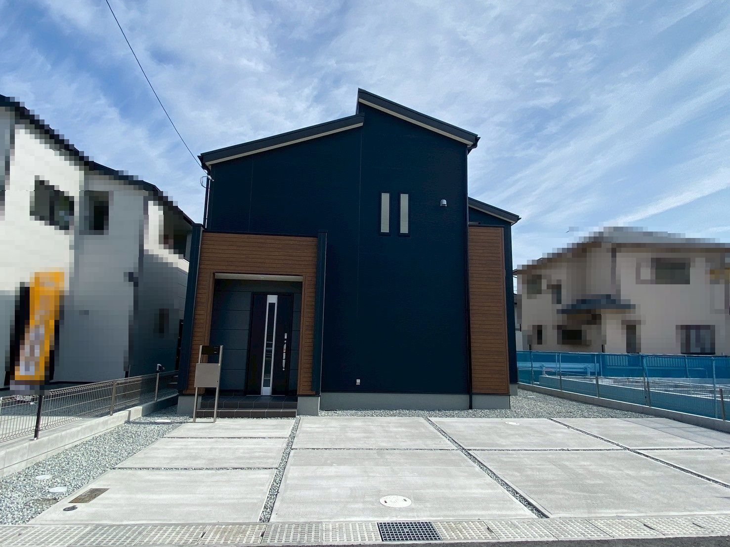 姫路市勝原区山戸3期　全3区画【3号棟】リビング広々19.2帖！帰宅後、リビング・ダイニングなどの生活空間を通過せず、コートやバッグなどが収納できるおかえり動線♪大型ショッピングモール「イオン姫路大津店」まで徒歩15分！家族そろって週末のまとま買いも便利な立地です♪